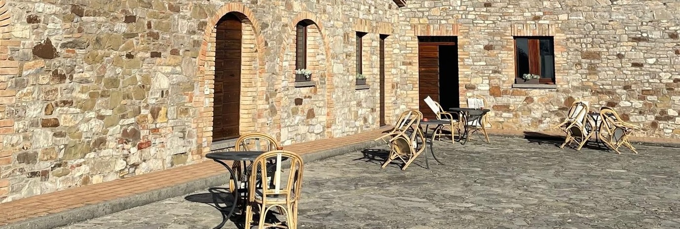 Vista sul cortile esterno e sul terrazzo