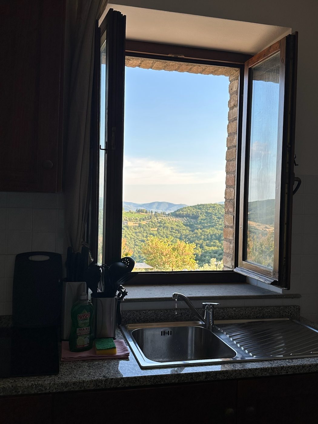 Interno della cucina con vista sulle colline