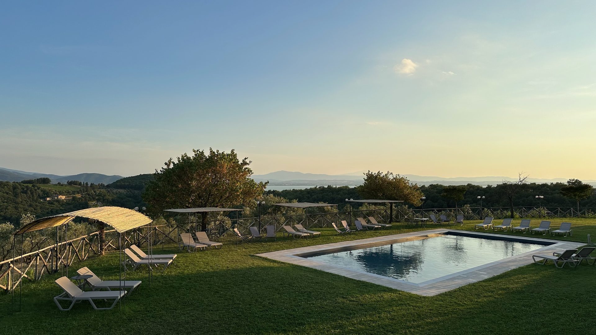 Vista panoramica della piscina di Casale Oliveto al tramonto